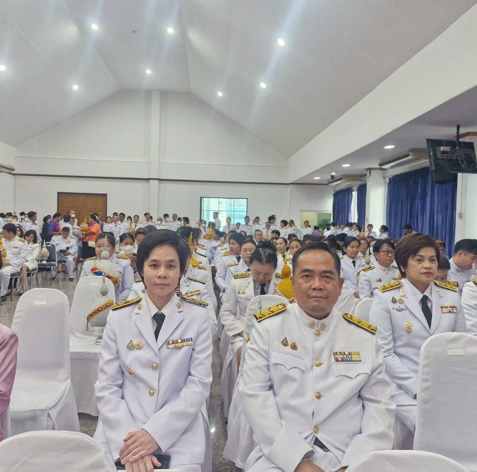 title -  ส.ป.ก.ปทุมธานี ร่วมพิธีถวายเครื่องราชสักการะและวางพานพุ่ม และจุดเทียนถวายพระพรชัยมงคล สมเด็จพระนางเจ้าฯ พระบรมราชินี เนื่องในโอกาสวันเฉลิมพระชนมพรรษา 